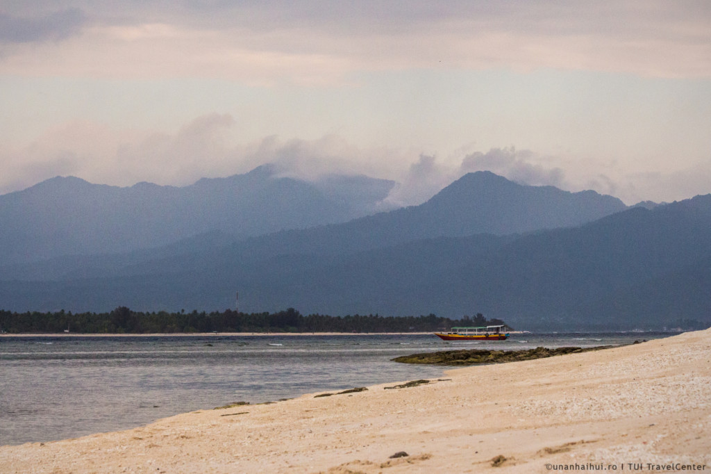 Poalele vulcanului Rinjani, vedere din Gili Meno